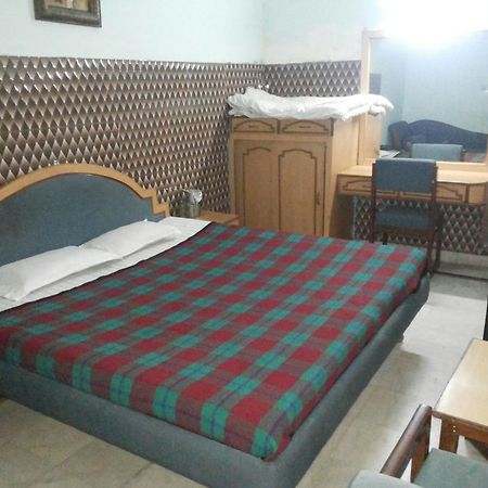 Hotel Saurab Dehradún Kültér fotó