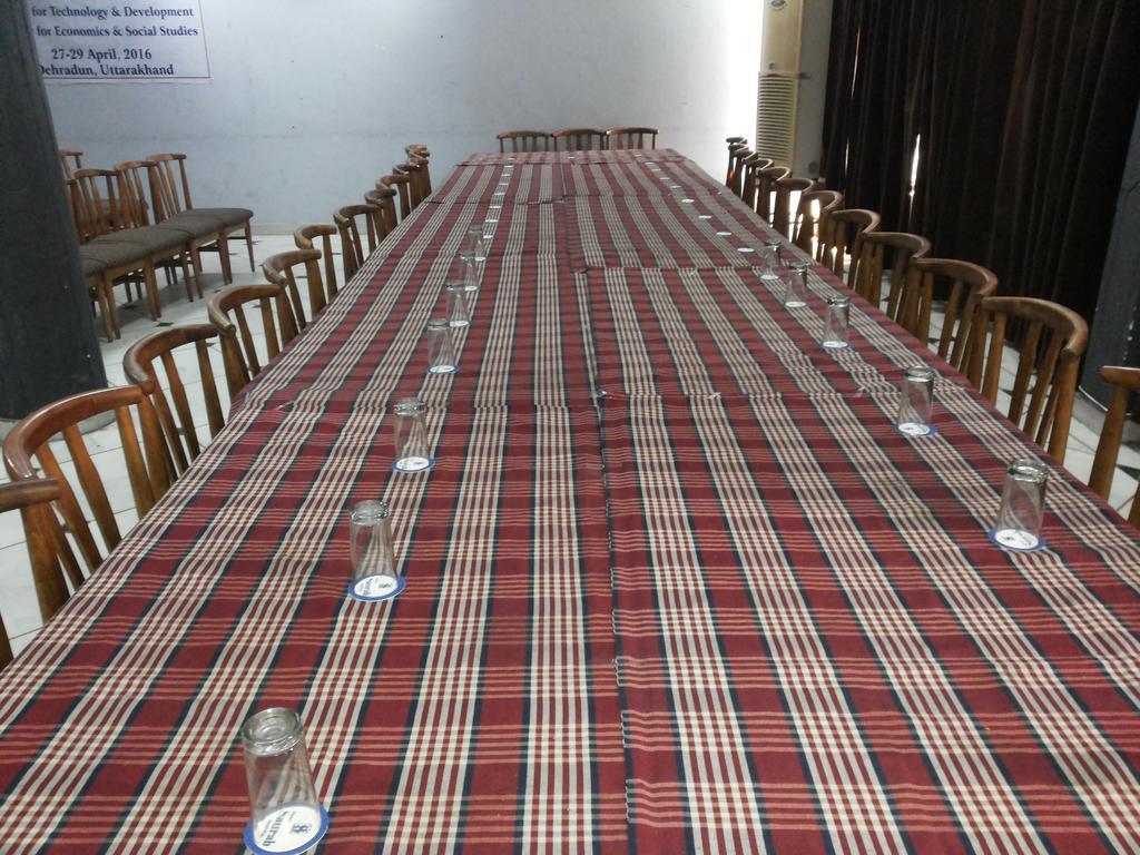 Hotel Saurab Dehradún Kültér fotó