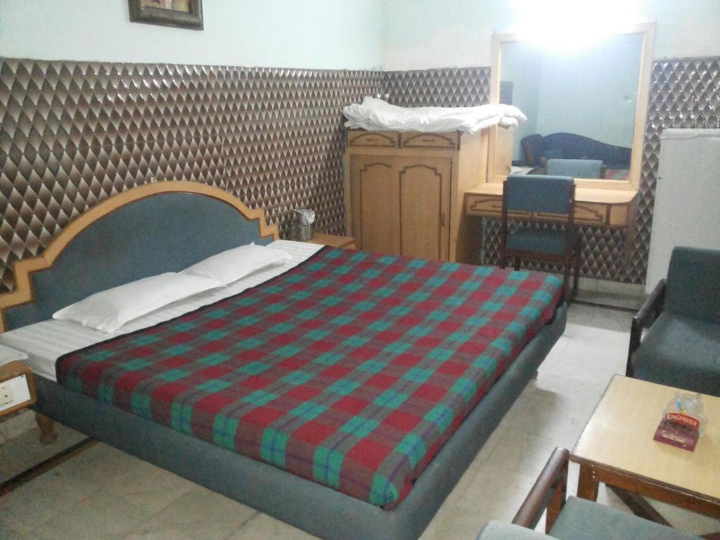 Hotel Saurab Dehradún Kültér fotó