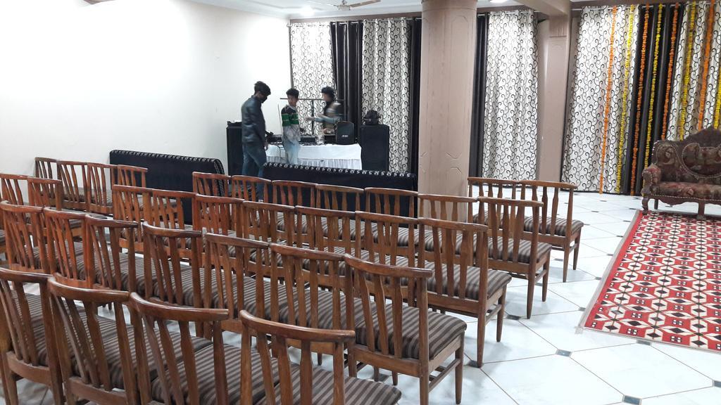 Hotel Saurab Dehradún Kültér fotó